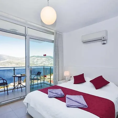 Sleeps 8 Air Con Wifi 别墅