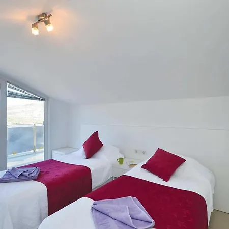 Sleeps 8 Air Con Wifi